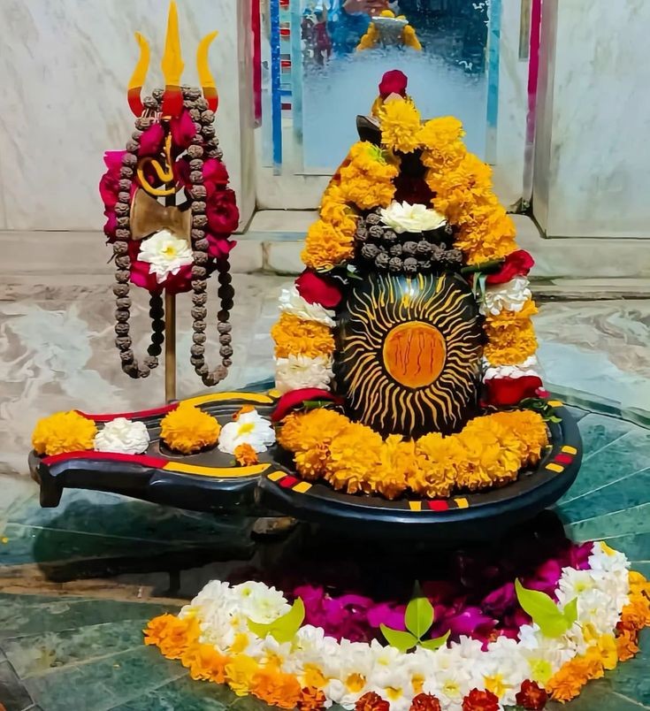 विश्वास क्यों ना हो मुझे अपने महादेव पर,
उसने हर हाल में जीना सिखाया है मुझे।
हर_हर_महादेव। 
ॐ_नमः_शिवाय। 🌿🌹🌺💐❤️🙏🏻