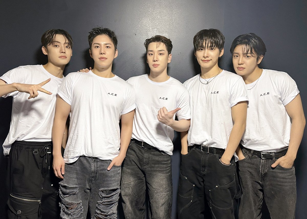 official_ACE7's tweet photo. [📸]

241017 A.C.E 2024 LATAM AND EUROPE TOUR in LONDON🇬🇧

오랜만에 돌아온 런던,
소중한 추억 하나 더 추가 완료!
Cheers! It was lovely to see you all again✨

#ACE #에이스
#ACE_LATAM_AND_EUROPE_TOUR
#REWIND_US
#ACEinLONDON https://t.co/D0UBeNuFDp