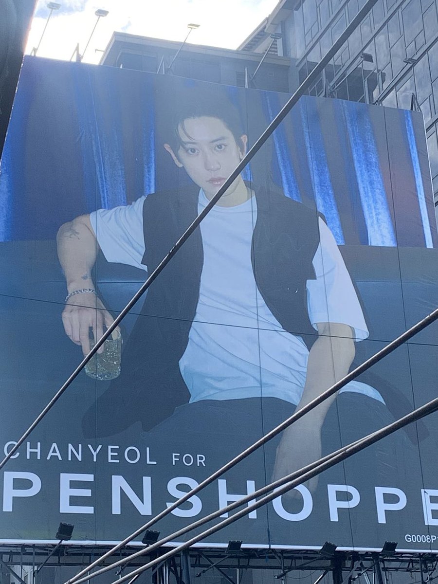 OHHHHH THIS CHANYEOL BILLBOARD 🙇🏻‍♀️🙇🏻‍♀️🙇🏻‍♀️ HE IS SOOO HANDSOMEEEEE