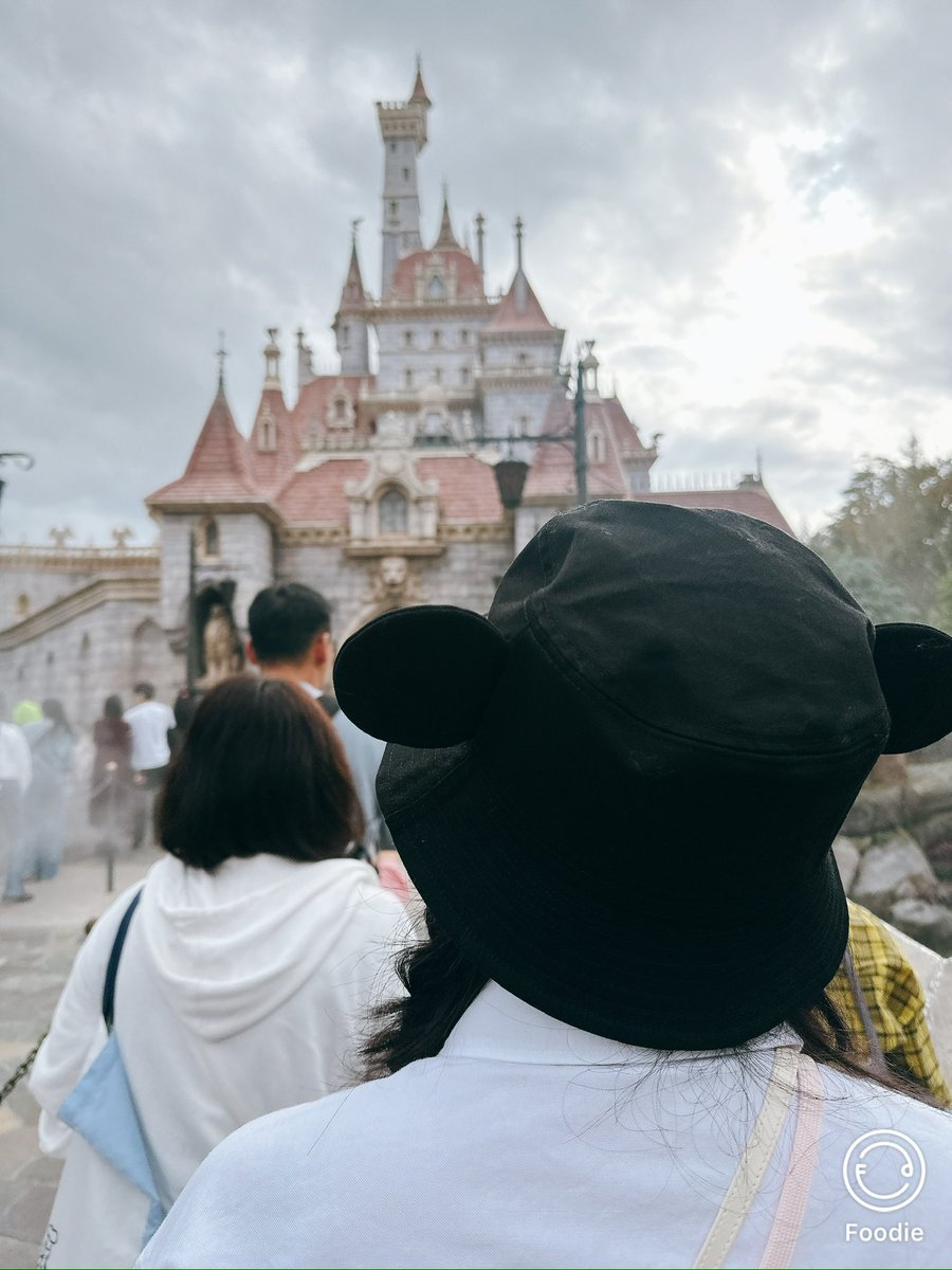 SEA84501371's tweet photo. 10/15〜10/17
ディズニー旅行🏰🐭
with(@ERu27_F )

ほんとーに最高の旅行だった！
dハロって事で2人でレイヤーさん眺めたり、たくさんアトラクション乗って超満喫してきた☺️✨

無言でも気まずくない関係で待ち時間も安心安定すぎる😆

次回オフ会開催も楽しみ！😆
またこれからもいっぱい遊ぶぞー！ https://t.co/7KqNjSIpnp