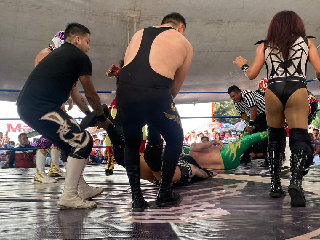 LaTijeraLucha's tweet photo. Lluvia de dinero para ocho❗️
La lucha semifinal del décimo aniversario de la #CentralDeAbastosSanVicenteChicoloapan se va entre gritos de 🎶🎵 esto es lucha🎵🎶 y dinero, donde los rudos #HijoDeFishman, #MonstherClown, #JefeDelNorte y #Sureño caen ante... https://t.co/4t95VpBVUe