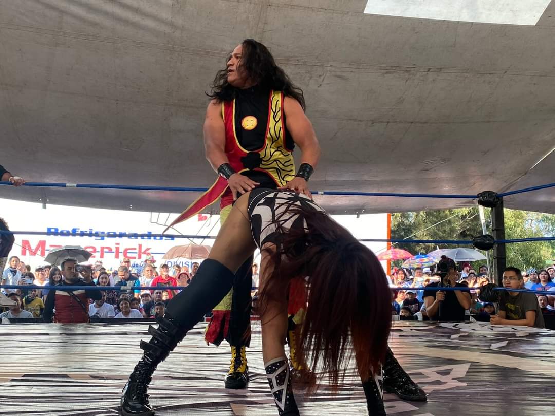 LaTijeraLucha's tweet photo. Lluvia de dinero para ocho❗️
La lucha semifinal del décimo aniversario de la #CentralDeAbastosSanVicenteChicoloapan se va entre gritos de 🎶🎵 esto es lucha🎵🎶 y dinero, donde los rudos #HijoDeFishman, #MonstherClown, #JefeDelNorte y #Sureño caen ante... https://t.co/4t95VpBVUe