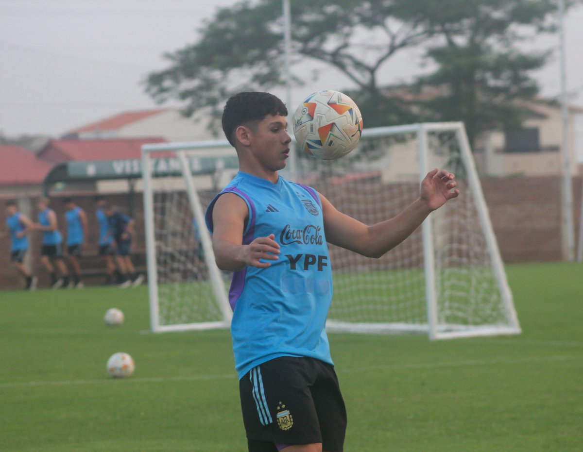 Argentina's tweet photo. #Sub15 ¡Esto sigue! 🫡

El sábado a las 18.00 🇦🇷🆚🇨🇱 por el tercer puesto del Sudamericano.

¡Vamos los pibes! 💪

📝https://t.co/YKSHZt1j9k https://t.co/oCsLVjVh8v