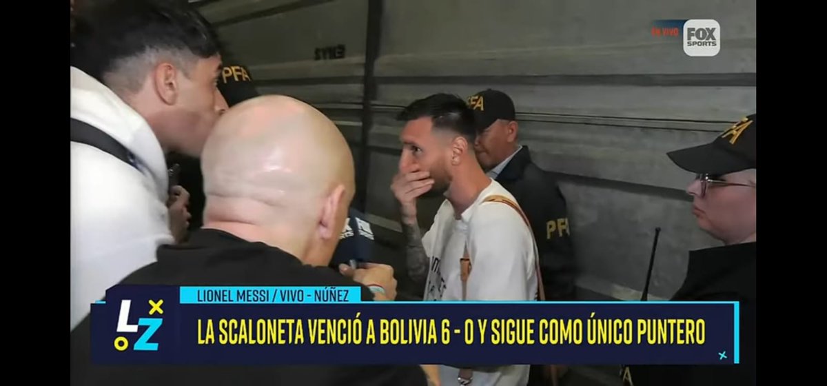 Che le hice una nota a Messi, NO tengo foto del momento y un amigo hizo esta captura (Soy el de blanco). Hay que sacar al colega (el pela) de la foto. Alguien me ayuda? Cumplí un sueño y quiero una foto del momento de mi vida AYUDAAAAA