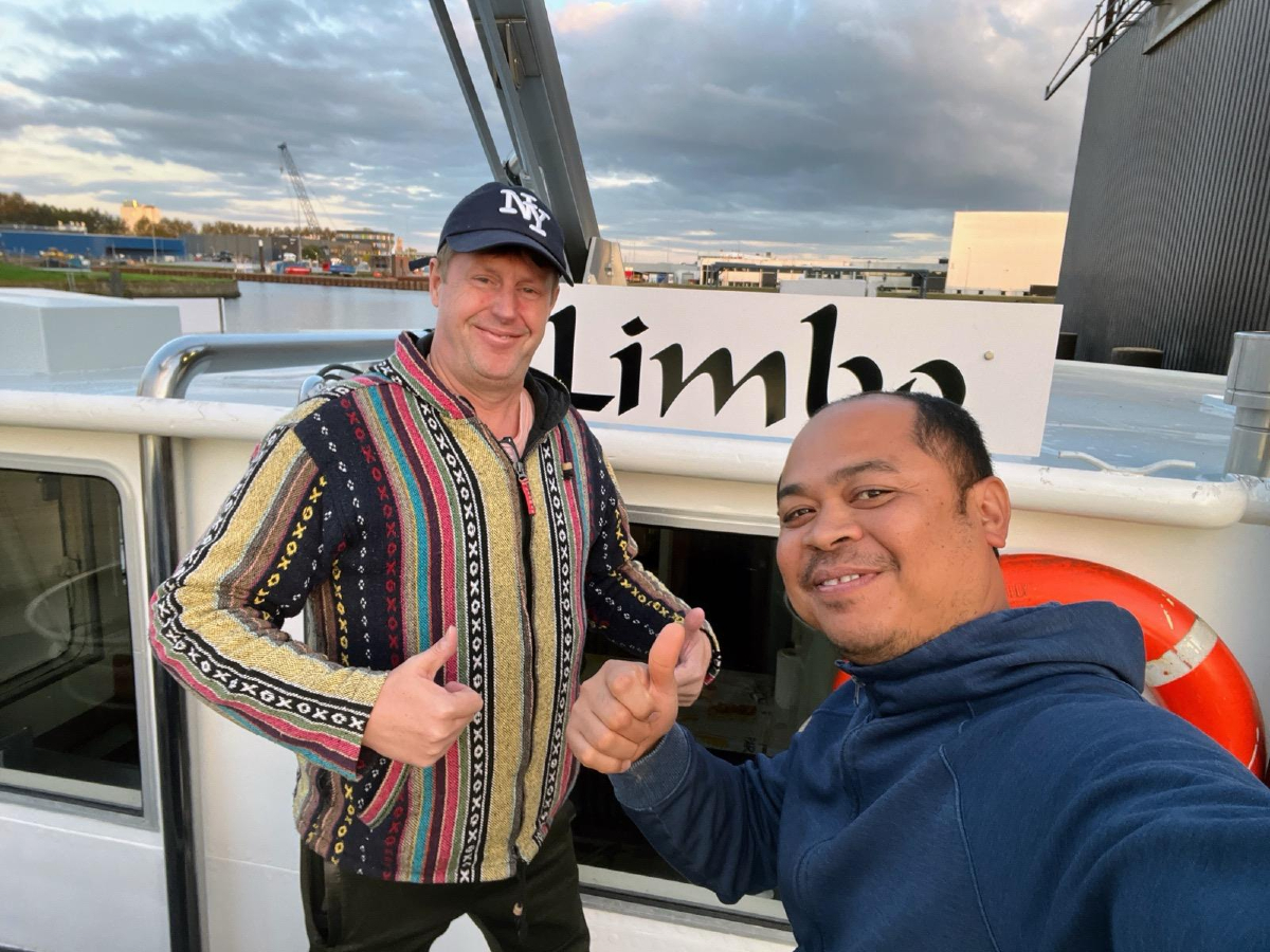 Axxaz_Marine's tweet image. A nice surprise visit for Simon &amp;amp; Ryan. 👍

Crew manager Simon was in his hometown of Zwolle when he suddenly saw Ryan's ship!

What a nice coincidence to meet again.

#crewvisit #inlandlife #crewmanager #axxazmarine #inlandshipping #axxazfamily