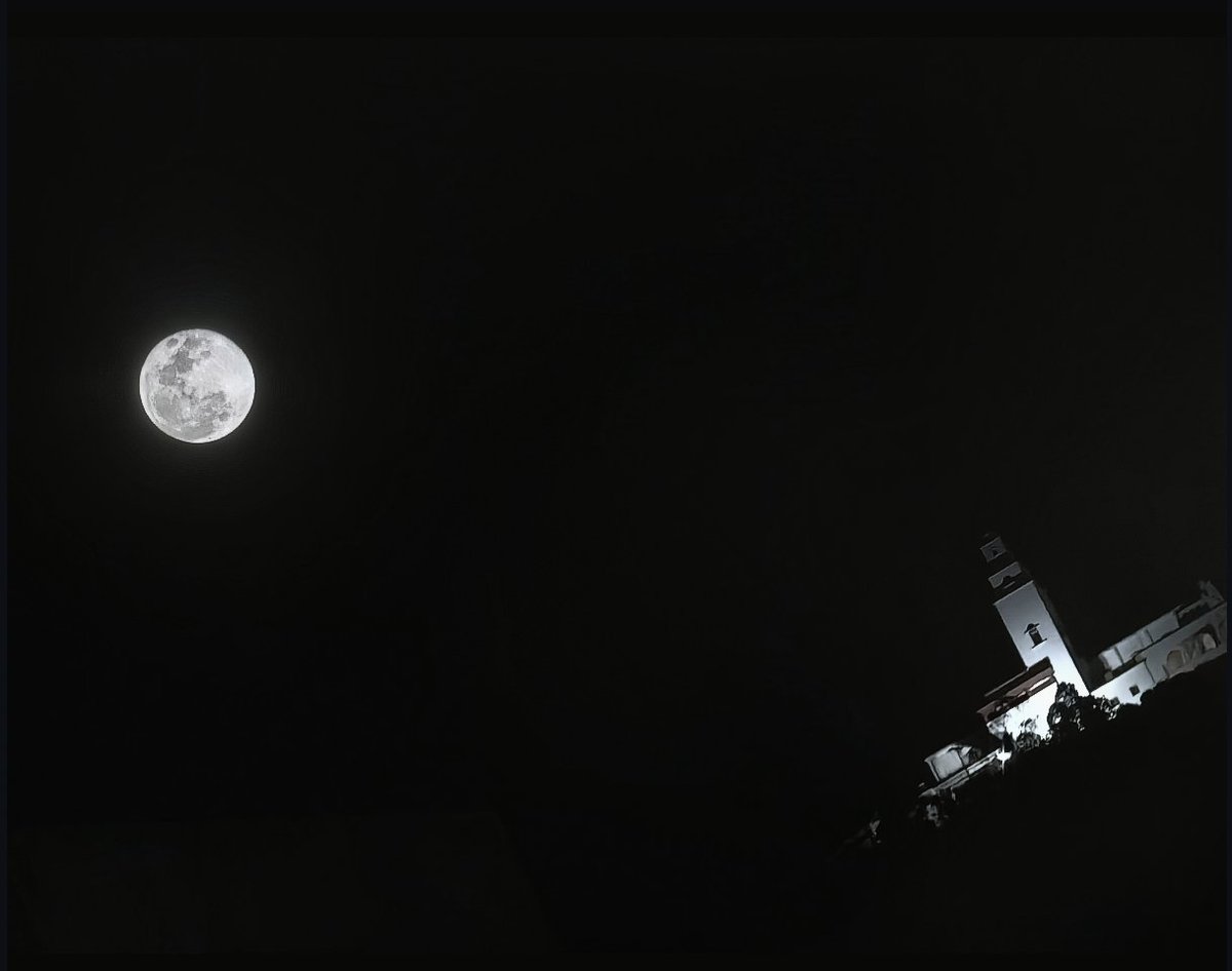 FabianGFP's tweet photo. Solo quería compartir esta foto que tomé de #monserrate con la #luna desde el centro de #BOGOTÁ https://t.co/DzCmoOddC9