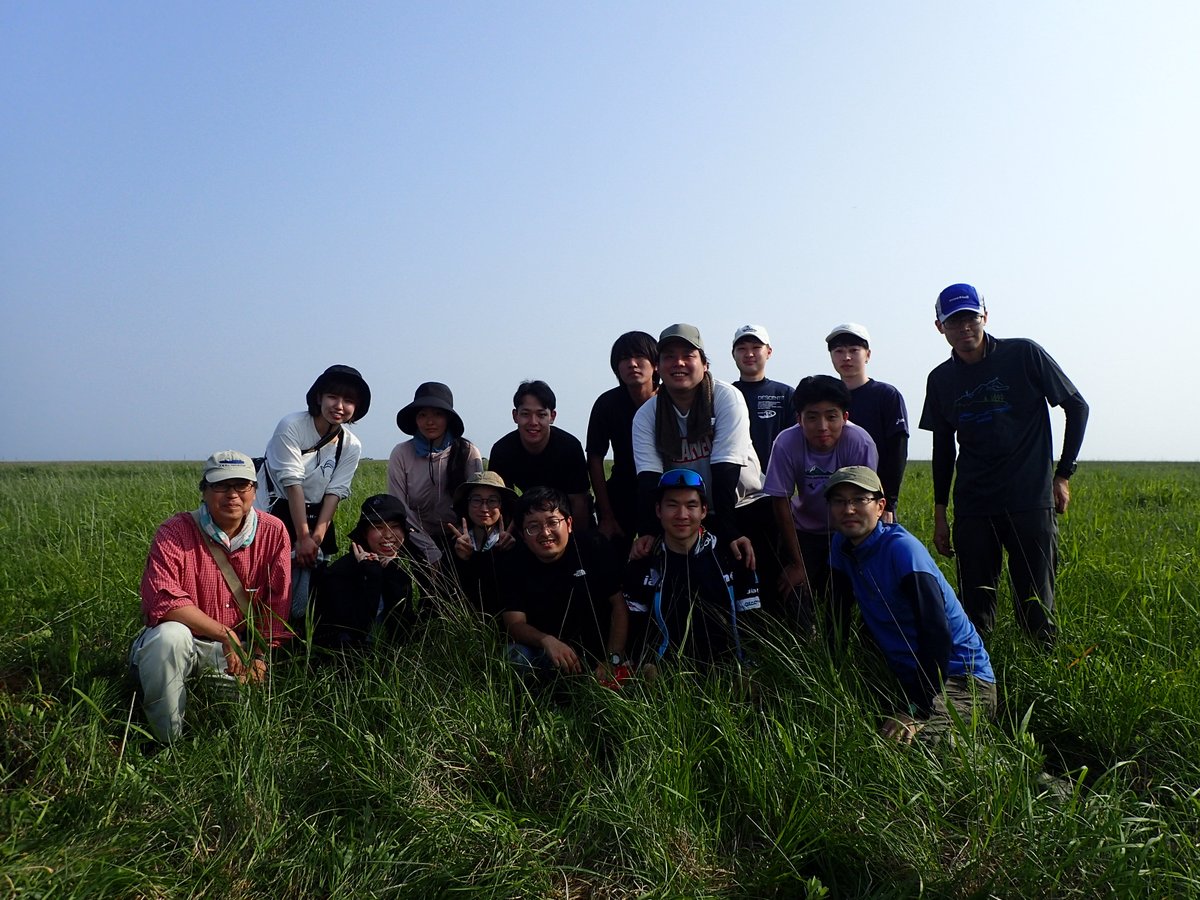 BgcEes's tweet photo. ７月１７日から２１日の５日間，道東の根室半島および野付半島において地球圏科学実習を実施しました．根室半島では泥炭を採取し，記載を行いました．野付半島では地形と浜辺の礫の観察・計測を行い，砂嘴の形成を考察しました．北海道新聞さんの取材を受けました． https://t.co/mzYdZV3MTl