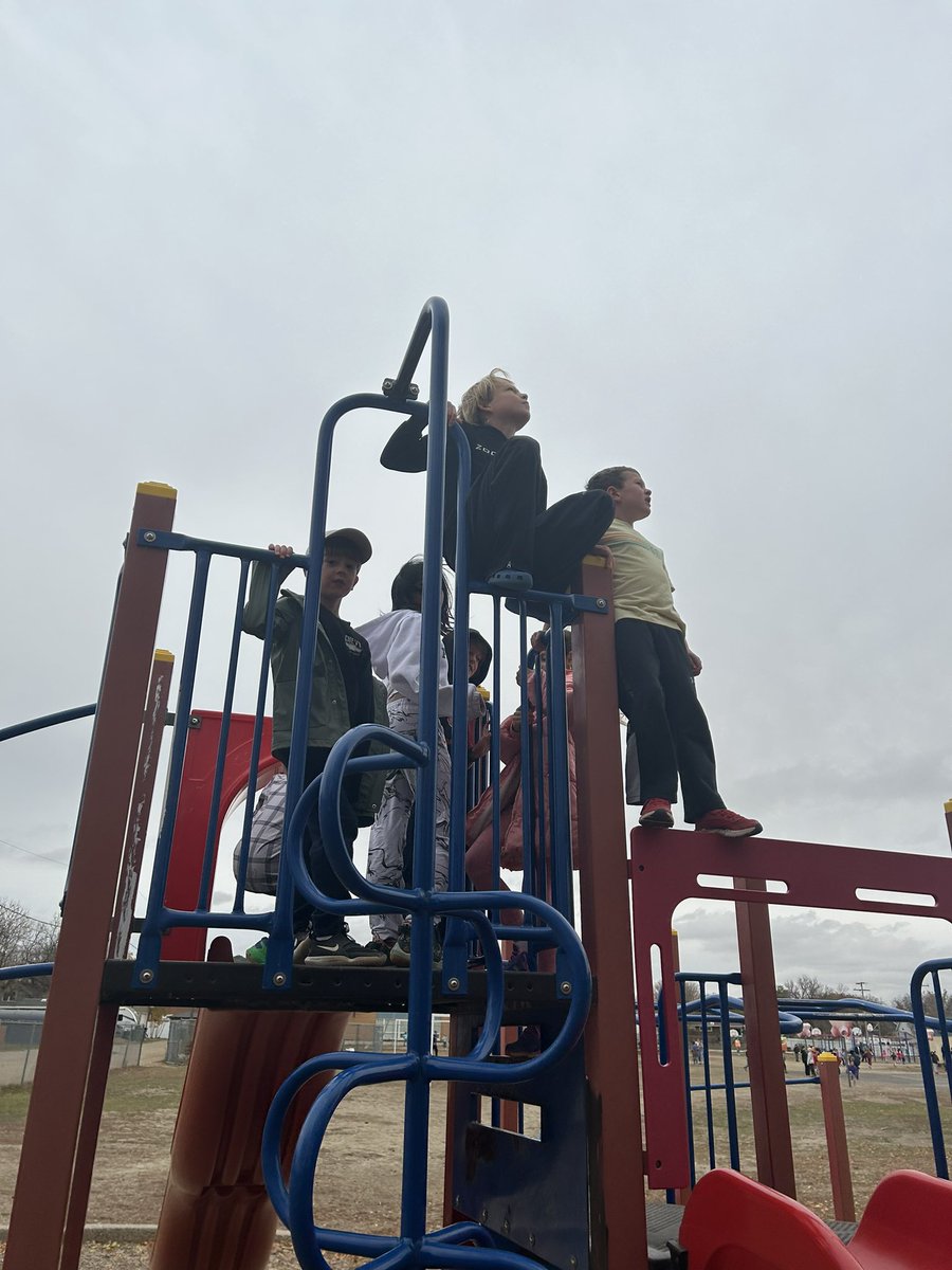 ecolestmarg's tweet photo. Thank you to @CFSnowbirds for the beautiful show at lunch time today!  Students @ecolestmarg were cheering and running to find the best place to watch you fly by on the playground!!! https://t.co/Sl7nguz0rh