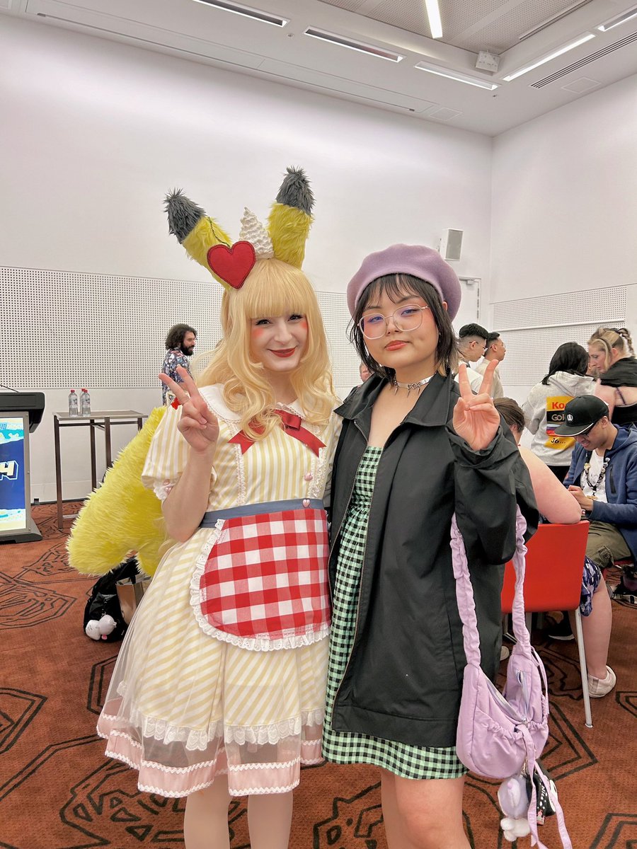 Too cute to not post! Absorbing <a href="/BonniviwiiUNITE/">Bon 🌱</a> ‘s eldeglock for my support arc 💛🤍💛