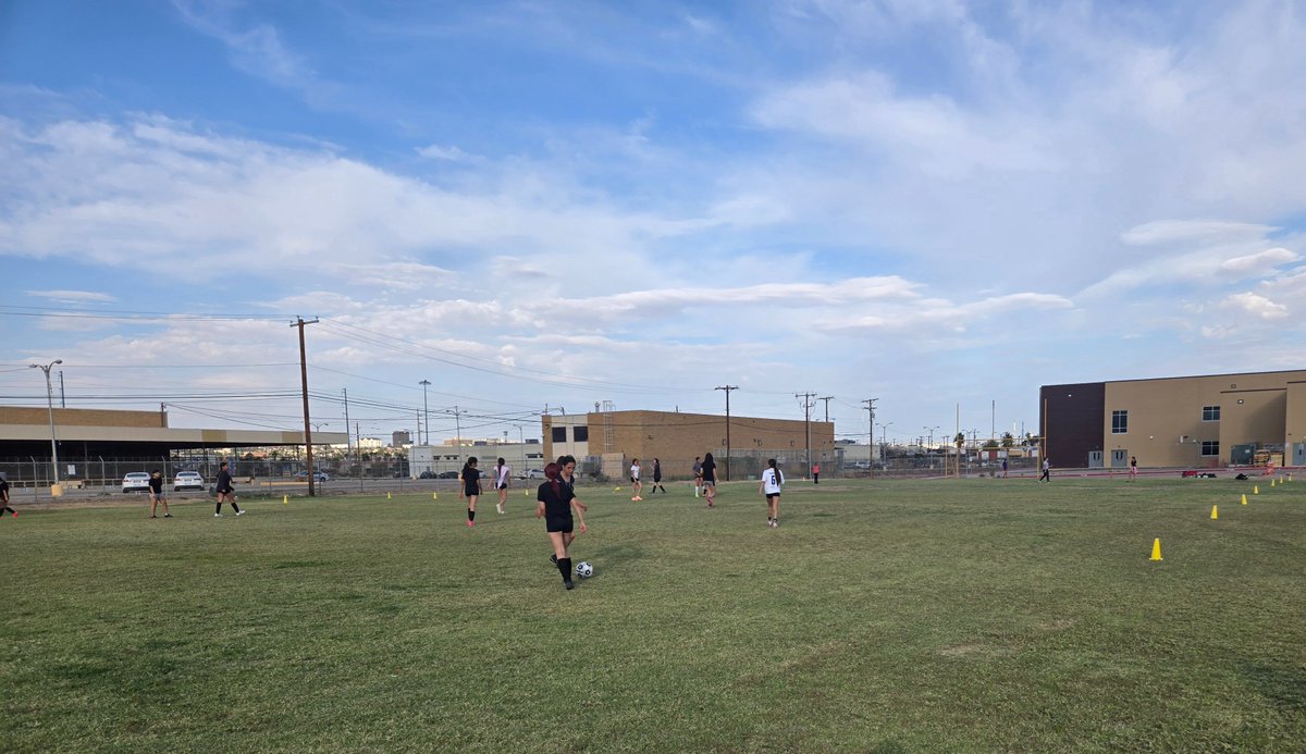 Ally_Carrillo_'s tweet photo. The @TinajeroSports lady foxes ⚽️  out at practice having a fun scrimmage. Thank you @LaMissDeScience for coming out. We can't wait to have the @viva_lajeff girls soccer team here next week. Vamos Foxes!!! 🦊⚽️🥅⭐️ https://t.co/IFdfIeCBsl