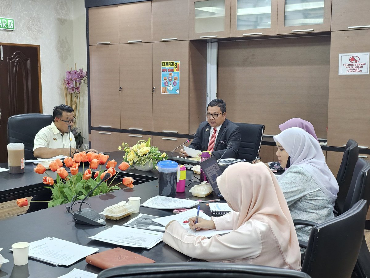 JKRMelaka's tweet photo. Pengarah Kerja Raya Melaka Tuan Ir. Hj. Mohamad Salzeli bin Moktar mempengerusikan Mesyuarat Pemantauan Prestasi Projek JKR Melaka Bil. 9/2024 di Bilik Mesyuarat Struktur. https://t.co/K2VTKFBPa5