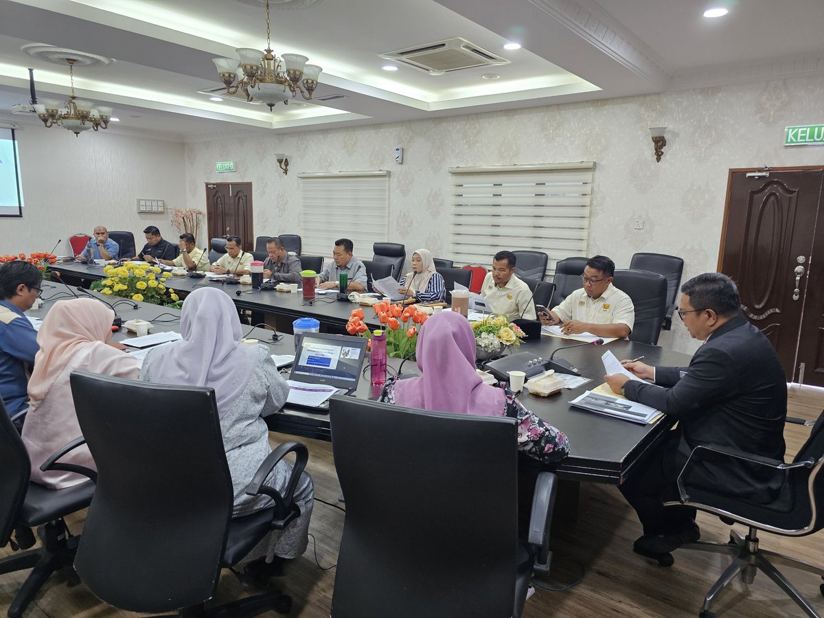 JKRMelaka's tweet photo. Pengarah Kerja Raya Melaka Tuan Ir. Hj. Mohamad Salzeli bin Moktar mempengerusikan Mesyuarat Pemantauan Prestasi Projek JKR Melaka Bil. 9/2024 di Bilik Mesyuarat Struktur. https://t.co/K2VTKFBPa5