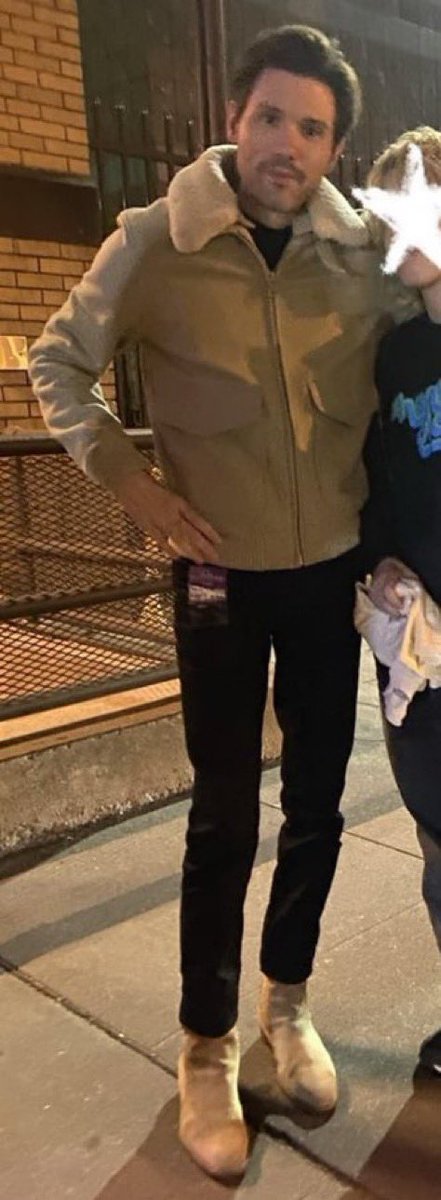 isryroalive's tweet photo. After a crazy ass day…
Ryan Ross HAS shown signs of being alive today!!! a lot!!! four new pics!!! what the fuck!!!! https://t.co/R14FLNmOA6