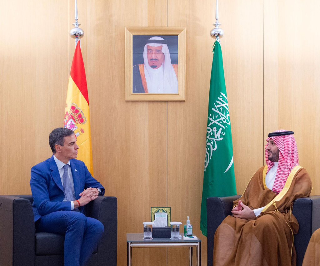 سمو #ولي_العهد يلتقي رئيس الوزراء الإسباني على هامش انعقاد
#القمة_الخليجية_الأوروبية.