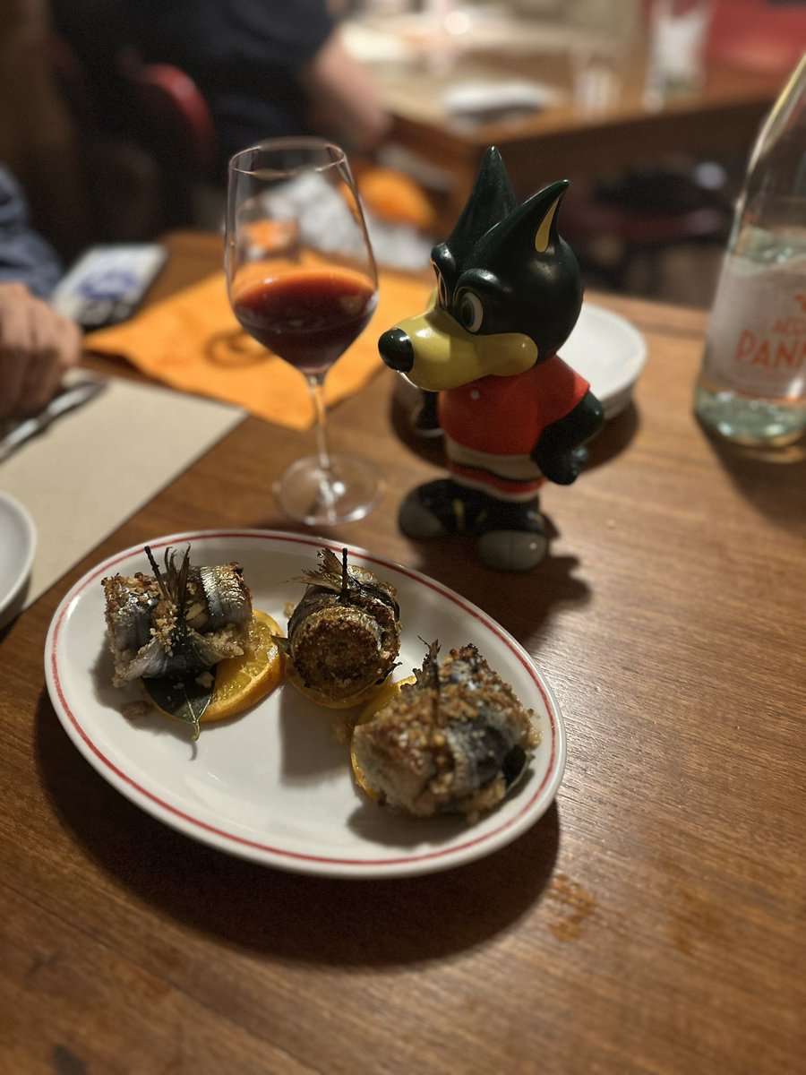 Diggy3625's tweet photo. 古民家イタリアン行ったらセリアアイテムだけじゃなくJリーグのお皿とかあってサッカー好きなんやなぁって話してたらスタッフさんがレディア見せてくれて最後までテーブル居座ってたw https://t.co/WLGCWJ750T