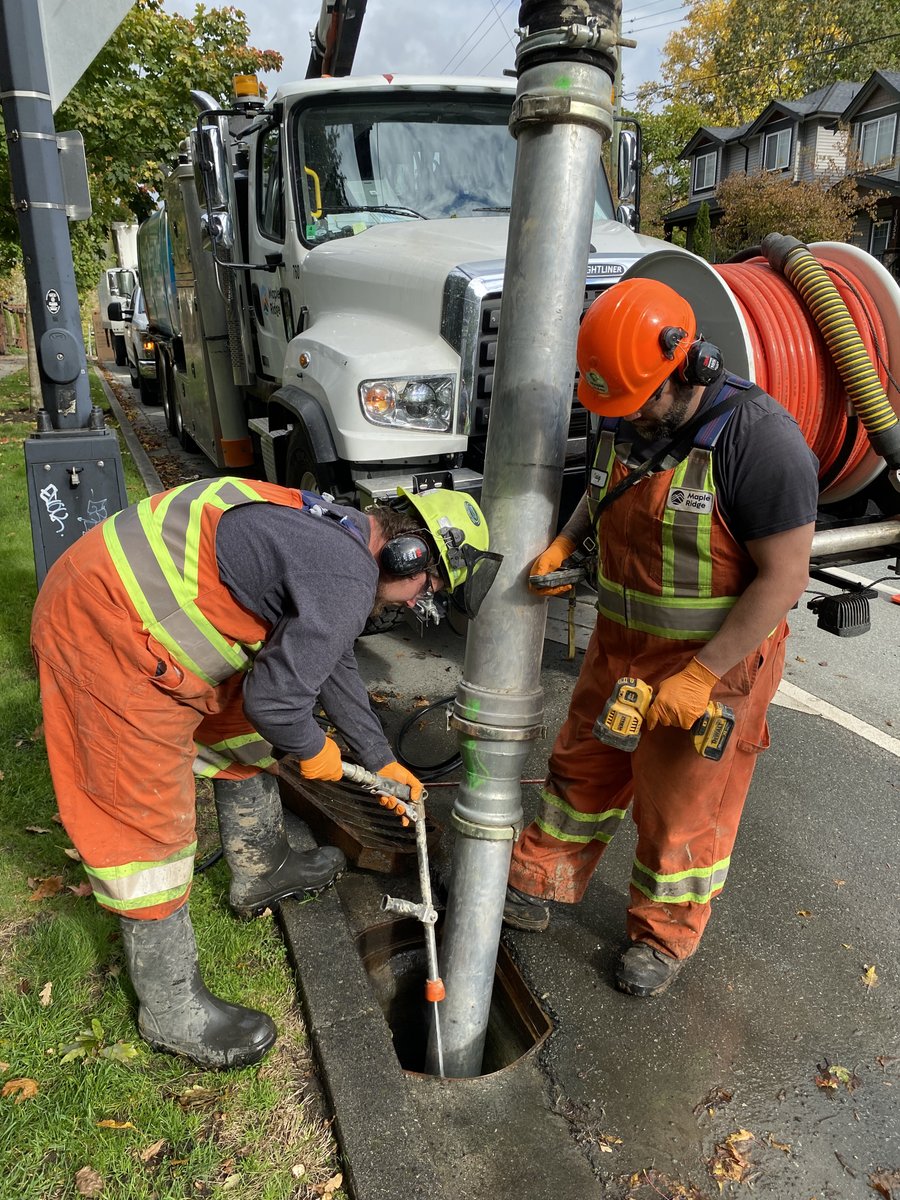 YourMapleRidge's tweet image. 🌧️ City crews are inspecting &amp;amp; clearing catch basins, culverts, and drains ahead of heavy rain to help prevent flooding. 💧You can help too! Clear any leaves or debris from nearby catch basins, or report it to us: tinyurl.com/5ah558ac #FallPrep #StormReady #CommunitySafety