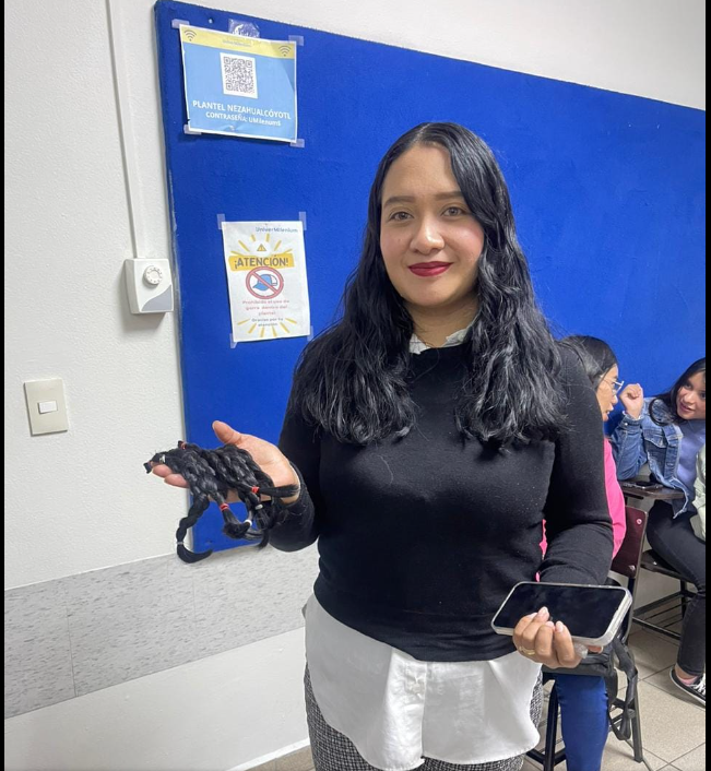 Cahuicac's tweet photo. UniverMilenium Campus Nezahualcóyotl agradecemos el espacio brindado para poder concientizar a jóvenes de este campus. Así como poder corresponder su empatía. Realizando la entrega de otra peluca a quien lo requiere. Gracias al Profesor y coordinador Lic. Ricardo Covarrubias. https://t.co/boA1OTRsU2