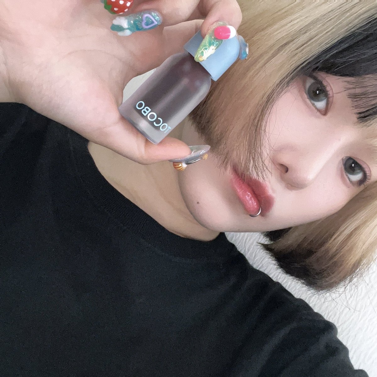 ByMiku_official's tweet photo. 私のおすすめリップオイル🩵
毎日使ってるの！ミク愛用は03番だよ💄

@tocobo_jp＃ジューシーベリープランピングリップオイル＃トコボリップオイル＃リッププランパー＃リップオイル #トコボリップバーム #カラーリップバーム #ヴィーガンリップバーム https://t.co/mWMWJWEnJ6