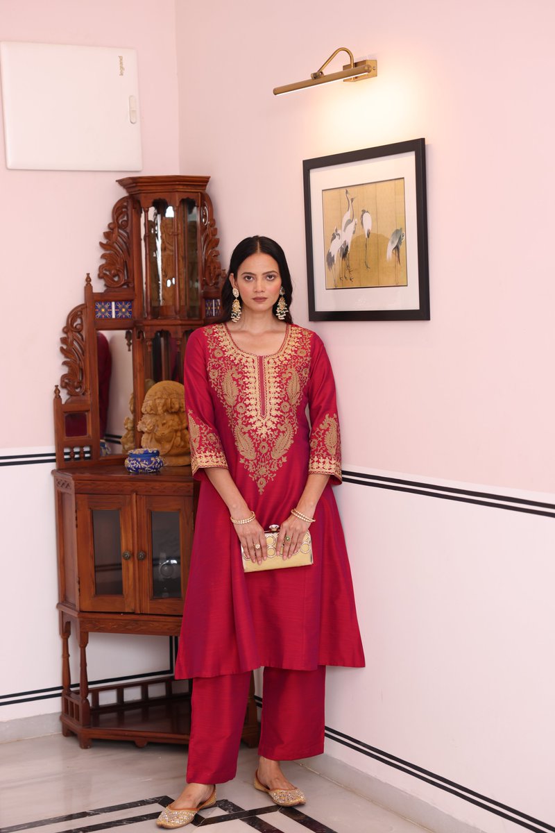 saffron_threads's tweet photo. Embrace the festive spirit with grace and elegance in this stunning magenta art silk kurta and palazzo set. Perfectly embroidered for a touch of tradition and a splash of glamour. ✨✨🌸 https://t.co/tSeWg3t7LD