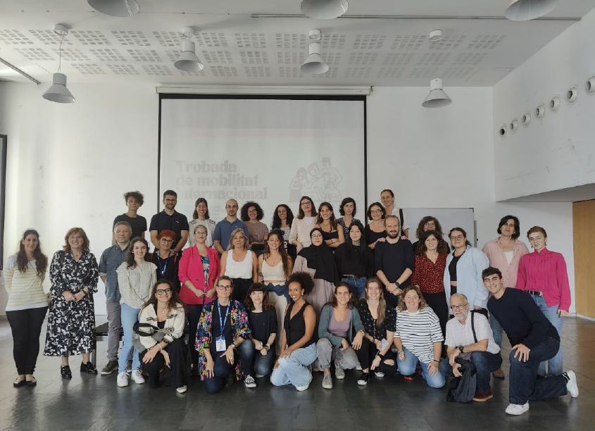 FpMobilitat's tweet photo. El 16/10 vam ser a la 1a trobada de professionals de mobilitat internacional juvenil a l'Espai Jove Fontana (BCN). Xarxa, projectes i noves connexions! 🌍✈️ #MobilitatJuvenil #Catalunya #Internacionalització #Joventut https://t.co/vz9n2FdpCt