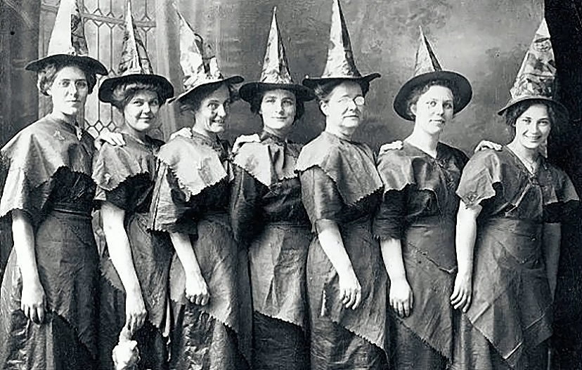 apceveryday's tweet photo. A company of witches comes calling, but they can only stay for a short spell.
(Witch humor)
#Postcards
#Postcard
#OldPostcards
#HalloweenPostcards
#RealPhotoPostcards https://t.co/5AevdIXR0Y