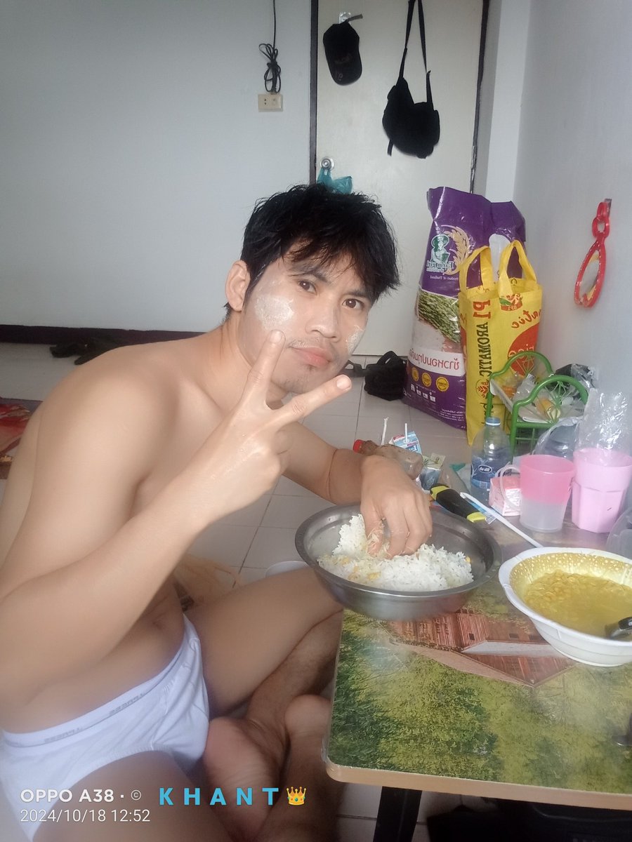 ChithuMin33439's tweet photo. ကို့ရဲ့ထမင်းစားစတိုင်🍌 https://t.co/C94N9omTjT