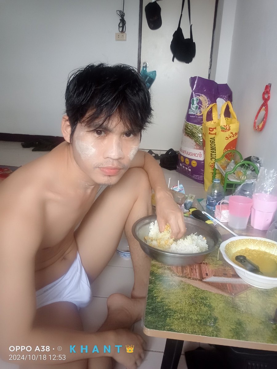 ChithuMin33439's tweet photo. ကို့ရဲ့ထမင်းစားစတိုင်🍌 https://t.co/C94N9omTjT