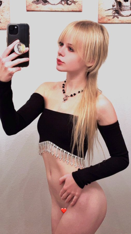 FreeFallElle's tweet photo. what do you guys think of the fit :) #nsfw #nsfwtwt #nsfwtw #teen #horny https://t.co/qXIvcE816y