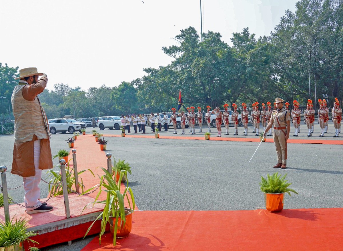 cmohry's tweet photo. हरियाणा के नायाब और लोकप्रिय मुख्यमंत्री श्री @NayabSainiBJP ने आज कार्यभार ग्रहण किया। 

इस अवसर पर उन्होंने कहा कि 'सबका साथ, सबका विकास और सबका विश्वास' का संकल्प सर्वोपरि रखते हुए हरियाणा प्रदेश को सर्वश्रेष्ठ, समृद्ध और आत्मनिर्भर बनाने में कोई कसर नहीं छोड़ेंगे तथा प्रधानमंत्री श्री @narendramodi जी के नेतृत्व और मार्गदर्शन में हमारी सरकार सेवा, सुशासन, समानता, समृद्धि और गरीब कल्याण के लिए समर्पित होगी।