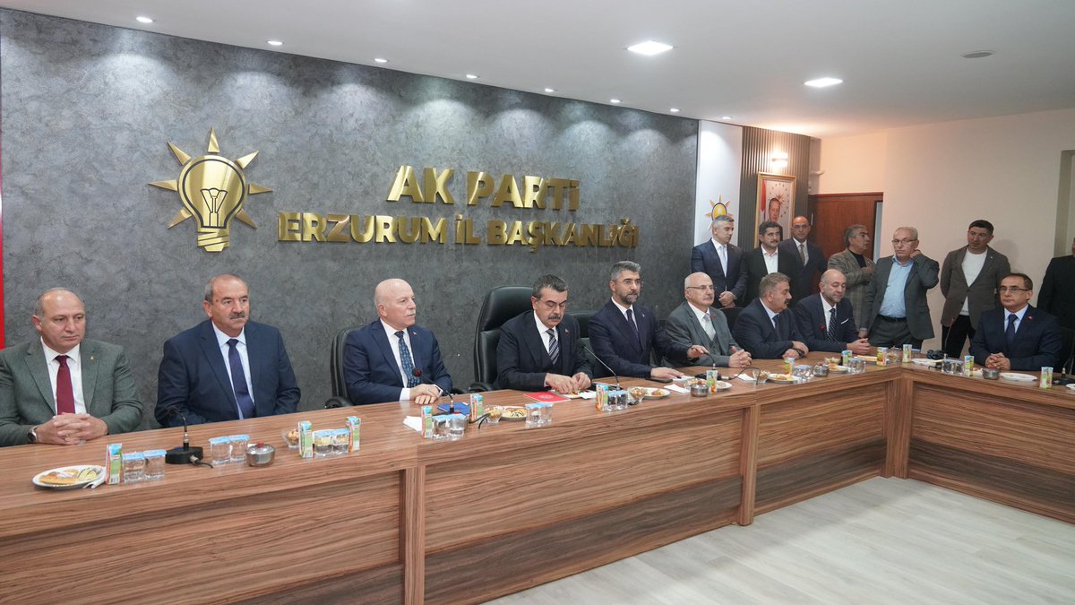 AvMuhammetSunar's tweet photo. • Milli Eğitim Bakanımız Sayın Yusuf Tekin'in Erzurum ziyaretleri kapsamında, AK Parti Erzurum İl Başkanlığımızda düzenlenen programa katıldık. Sivil toplum kuruluşlarıyla istişare içerikli program oldukça verimliydi emeği geçenlere teşekkürlerimizi sunuyoruz. @Yusuf__Tekin https://t.co/cnBNcQo0SK