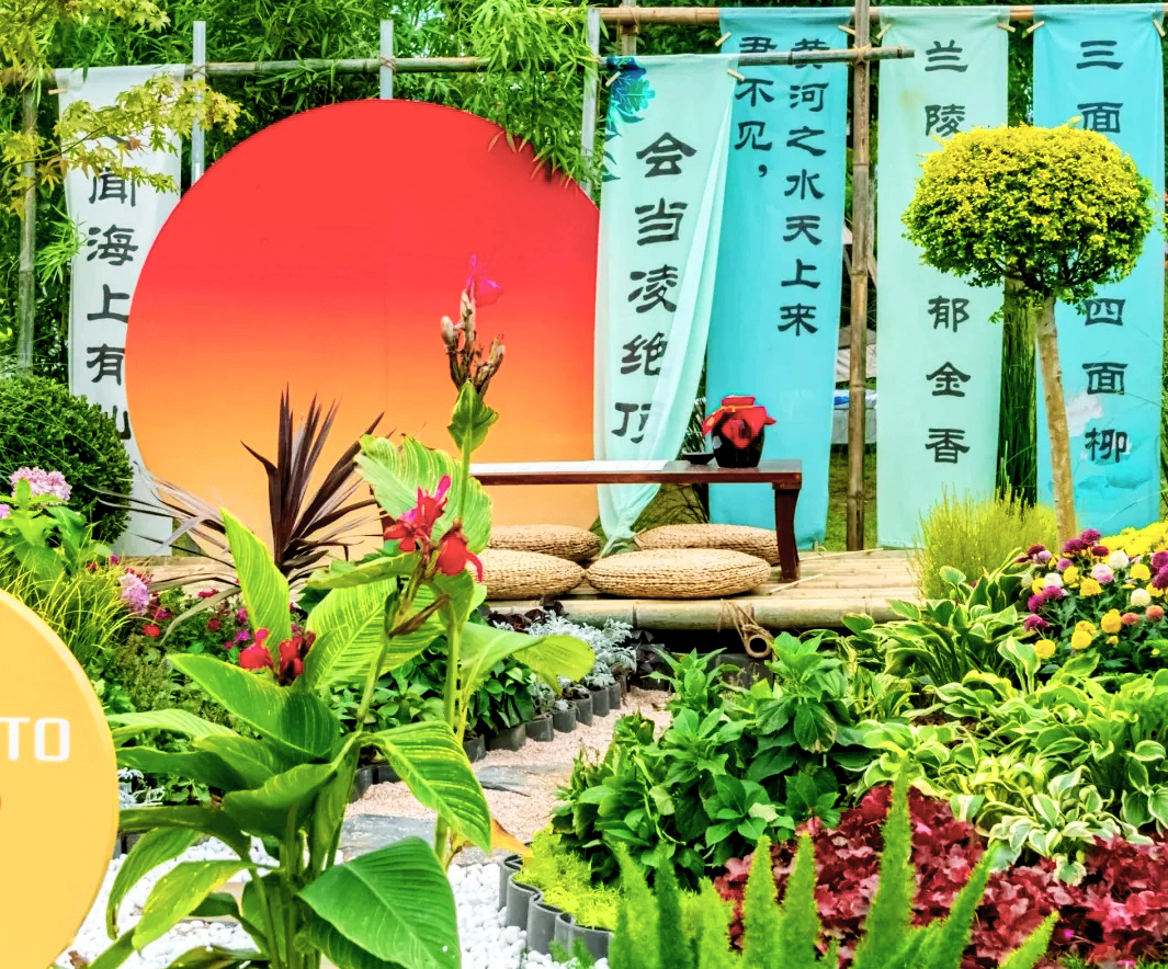 DiscoverYantai's tweet photo. Escape to #Yantai Botanical Garden🌳, the perfect urban retreat, where the Third Flower Competition of #Shandong Province has unveiled a new enchanting spectacle. Step into a floral fantasy and indulge in the vibrant autumn hues that await you! 🌺🌷🌻💐 #AutumnInYantai #WeekendGetaways 
(Source: Yantai Municipal Bureau of Culture and Tourism)