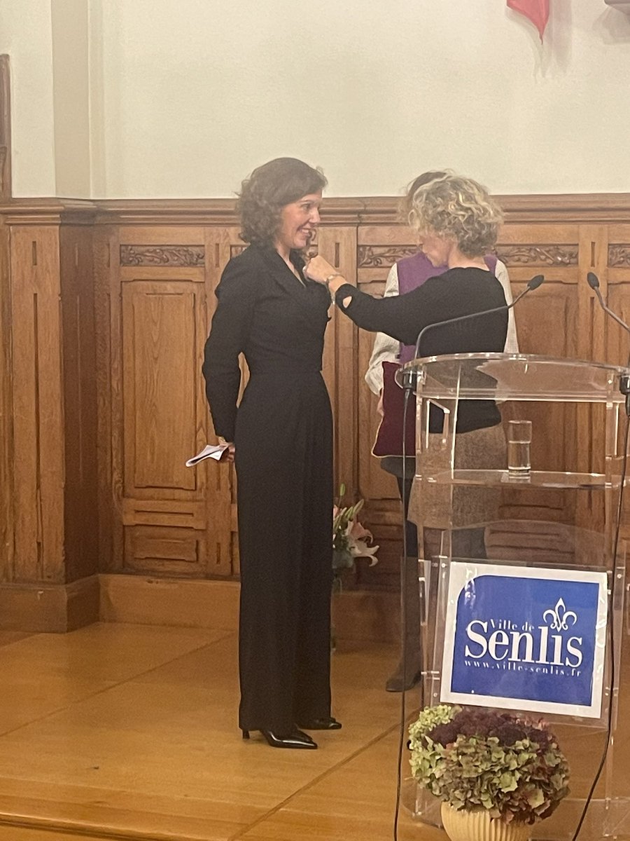 Toutes nos félicitations à <a href="/justine_devred/">Justine Devred</a> pour cette remise de la médaille du mérite qui fait honneur au Barreau de Senlis. Une distinction méritée pour l’engagement au service des Avocats.