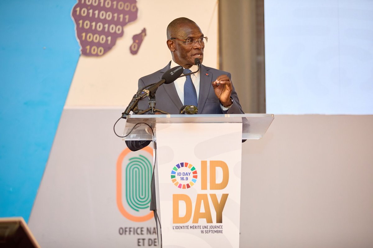Oneci_ci's tweet photo. .*CÉLÉBRATION DE LA JOURNÉE DE L’IDENTITÉ*

La Côte d'Ivoire a célébré ce jeudi 17 octobre 2024, à l’Espace Latrille Events des II Plateaux, la Journée de l'Identité.
Cet événement marquant présidé par le Gal Vagondo DIOMANDÉ, Ministre de l’Intérieur et de la Sécurité, a réuni divers experts nationaux autour de la question cruciale de l'identité légale et sécurisée pour tous. L'organisation de cette célébration est une initiative des ambassadeurs ID4AFRICA,  @AgoKodia , Directeur Général de l’Office National de l’état civil et de l’Identification (ONECI) et Mme Karidja BAMBA, Directrice de l’affiliation à la Caisse Nationale d'Assurance Maladie (CNAM).   

La rencontre de ce jour s’inscrit dans la dynamique de l'organisation ID4AFRICA d'instituer le 16 septembre de chaque année comme l𝐚 𝐣𝐨𝐮𝐫𝐧é𝐞 𝐢𝐧𝐭𝐞𝐫𝐧𝐚𝐭𝐢𝐨𝐧𝐚𝐥𝐞 𝐝𝐞 𝐥'𝐢𝐝𝐞𝐧𝐭𝐢𝐭é. Le thème de cette année, « Célébrer le droit à être visible » met l'accent sur la nécessité de fournir à chaque individu une identité légale, un défi majeur dans de nombreux pays africains, y compris la Côte d'Ivoire. 

Bien que des progrès significatifs aient été réalisés dans le cadre de la modernisation des systèmes d'état civil et d'identification des personnes, les Ambassadeurs ID4Africa ont fait un plaidoyer auprès du Président de la République, Son Excellence Monsieur Alassane OUATTARA pour que la journée de l’identité soit inscrite au rang des journées nationales célébrées par notre pays. Ils ont, par ailleurs, annoncé la candidature de la Côte d’Ivoire pour abriter les Assemblées Générales 2026 de ID4Africa.

Pour sa part, le ministre de l'Intérieur et de la Sécurité, Vagondo DIOMANDÉ s’est réjoui de la rencontre et a donné l’assurance de plaider à l’instauration en Côte d'Ivoire du 16 septembre comme journée nationale de l’identité.

La journée a débuté avec une conférence inaugurale sur le thème "Célébrer le droit à être visible", pendant laquelle les intervenants ont discuté des avancées réalisées dans la digitalisation des registres d'état civil et dans la modernisation des services publics. Elle s’est poursuivie avec plusieurs panels sur les initiatives en cours pour améliorer l'accès à une identité légale et sécurisée pour tous les Ivoiriens. Les invités ont également eu la possibilité d'échanger avec les experts présents pour comprendre comment les initiatives en cours peuvent améliorer l'accès à l'identité pour tous les Ivoiriens.

De plus, des stands d'information ont été installés pour fournir au public des renseignements sur les démarches à suivre pour obtenir des documents d'identité. 

Autre fait marquant de la rencontre, est l’hommage rendu à Mme Elisabeth GORE, Fondatrice de l’ONG une Identité pour tous, première Ambassadrice ID4Africa pour la Côte d’Ivoire et au Préfet Hors grade, Diakalidia KONATE, Secrétaire Exécutif de la Commission Nationale de Frontières de la Côte d’Ivoire (CNFCI), Ambassadeur Emérite de ID4Africa, pour avoir tracé les sillons et pour leur engagement constant pour la promotion de l'identité légale en tant que moteur d'inclusion sociale en Côte d'Ivoire.

*Quelques chiffres clés de la journée* :

- Plus de 600 participants provenant de divers secteurs, incluant des représentants gouvernementaux, des organisations internationales, et
 des acteurs privés.
- 1 conférence et 7 panels thématiques abordant des sujets tels que la modernisation de l'état civil, l'inclusion financière, et la protection des données.
- La présence marquante du Ministre Vagondo DIOMANDÉ et de plusieurs hauts fonctionnaires de l'administration ivoirienne.

#CIV225 #CIV
#ONECI #MISRCI
#ID4Africa2024