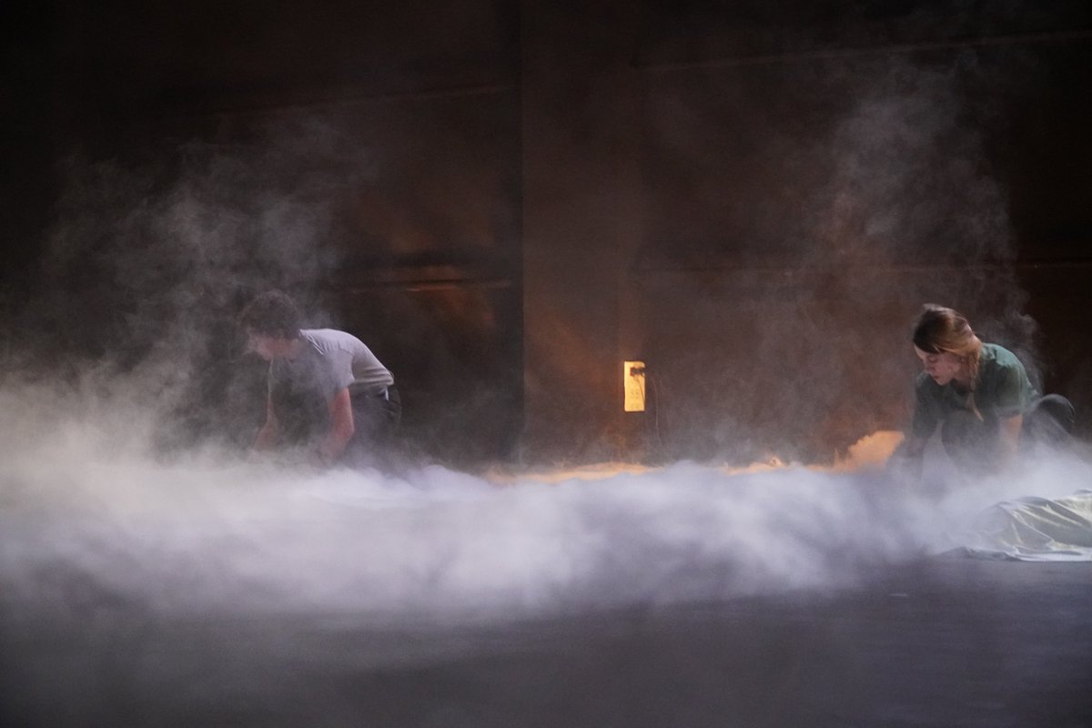 CHJucar's tweet photo. 🌊'Turia el loco' se desbordó ayer en la Sala Off con una obra crítica y poética que invitó a reflexionar sobre el pasado, presente y futuro del río.

🎭Esta tarde, a las 20.00 horas, nuevo y último pase. 

🎟️¡Invitaciones agotadas!

#90AñosDeHistoria https://t.co/Elz86JIT6o