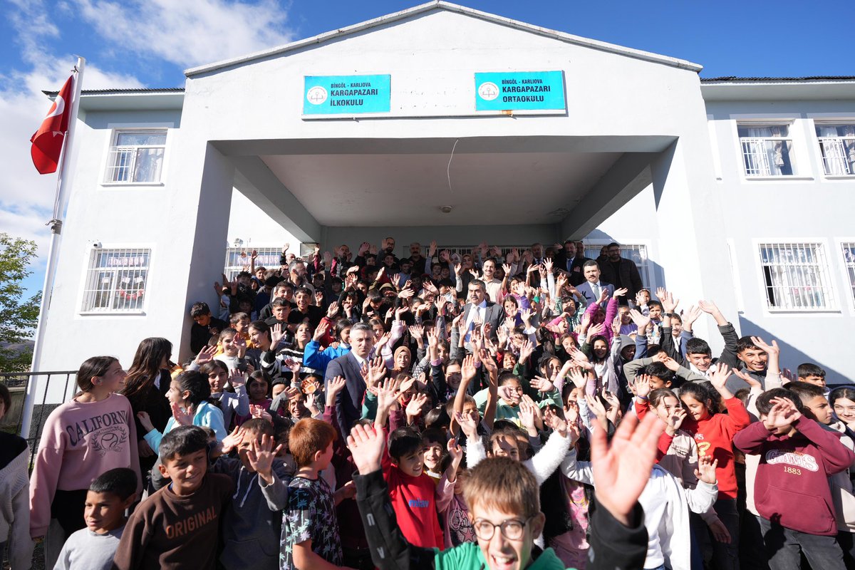 📍Bingöl/Okul Ziyareti

Erzurum'dan Siirt'e giderken Karlıova Kargapazarı İlkokulumuza çat kapı ziyarette bulunduk. Çocuklarımızın neşesi ve mutluluğuyla güne başladık, meslektaşlarımızla hasbihâl ettik.

Değerli öğretmen arkadaşlarımıza kolaylıklar, öğrencilerimize başarılar