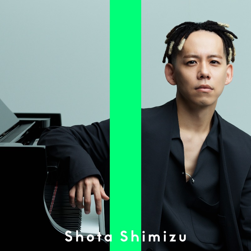 The_FirstTake's tweet photo. 【#THEFIRSTTAKE】

ー

No.484
清水翔太
@sshota0227
@SHOTA_MOBILE

ー

第484回は清水翔太が約3年ぶりに登場。
メジャーデビューシングル「HOME」を、ピアノ弾き語りに加えバンド、コーラス、弦楽カルテットが参加した特別なアレンジにて一発撮りパフォーマンス。

▼22:00～YouTubeプレミア公開