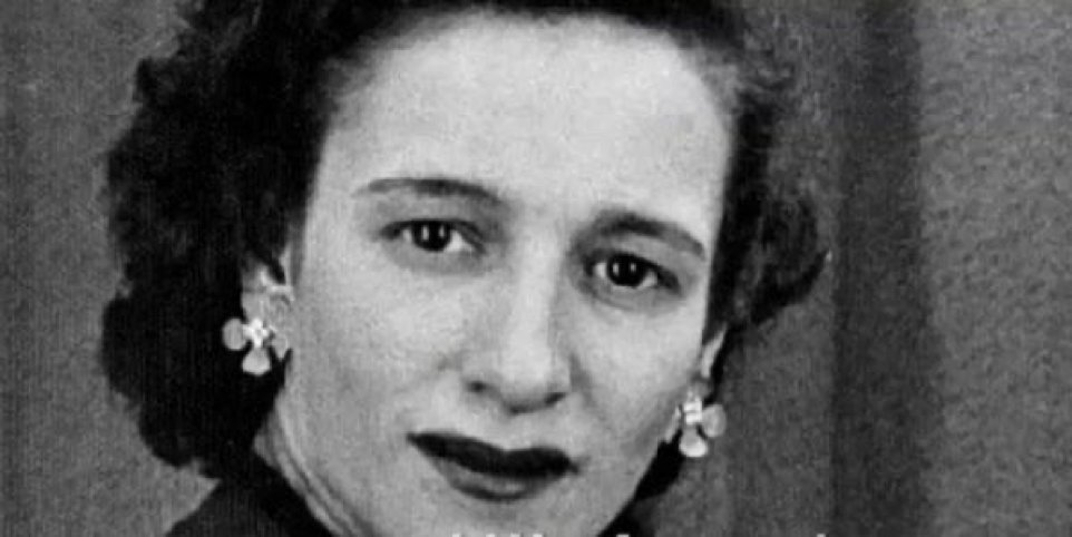 ANPIRomaPosti's tweet photo. #MaddalenaCerasuolo "Lenuccia", operaia di 23 anni, fu una delle protagoniste delle “Quattro giornate di #Napoli”.In quei giorni, mentre si sparava contro i nazifascisti a #Capodimonte,#Foria e #Chiaia, impedì ai tedeschi di depredare una fabbrica.
Morì il #23ottobre 1999. https://t.co/98Tjyn0NdI