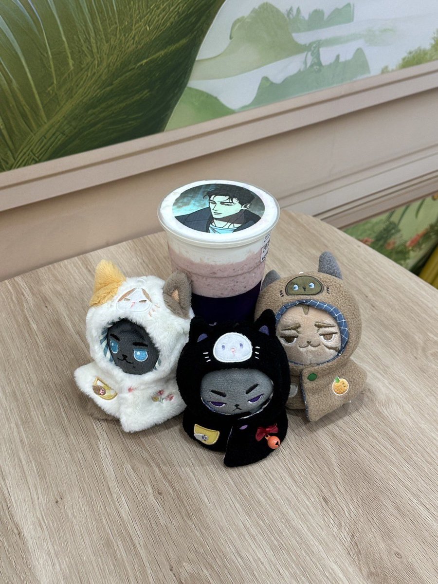 hermitbooks's tweet image. สามหนุ่มจากเรื่อง wetsand วันนี้มารอรับออเดอร์ของทุกคนที่chatime คับ 🧋 

แวะซื้อน้ำแล้ว ใครยังเก็บเล่มไม่ครบ ที่บูธพี่ฮูก P20 มีจำหน่ายครบทั้ง 3 เล่มเลยฮะ 🧡

#chatime #chatimethailand #chatimexhermit  #cupsofjoy
#웻샌드 #WetSand
#DOYAK(@dkbyak)