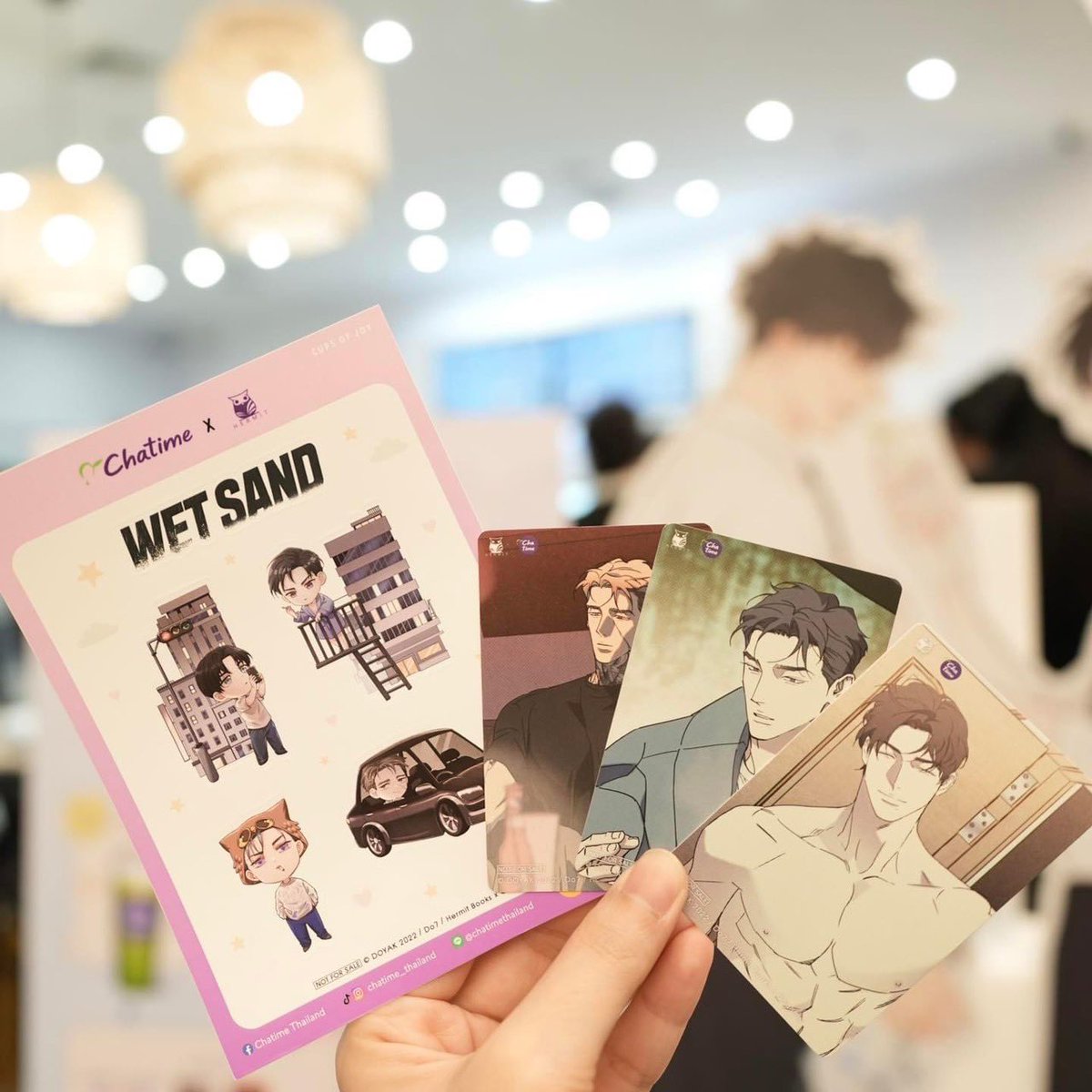 hermitbooks's tweet image. สามหนุ่มจากเรื่อง wetsand วันนี้มารอรับออเดอร์ของทุกคนที่chatime คับ 🧋 

แวะซื้อน้ำแล้ว ใครยังเก็บเล่มไม่ครบ ที่บูธพี่ฮูก P20 มีจำหน่ายครบทั้ง 3 เล่มเลยฮะ 🧡

#chatime #chatimethailand #chatimexhermit  #cupsofjoy
#웻샌드 #WetSand
#DOYAK(@dkbyak)