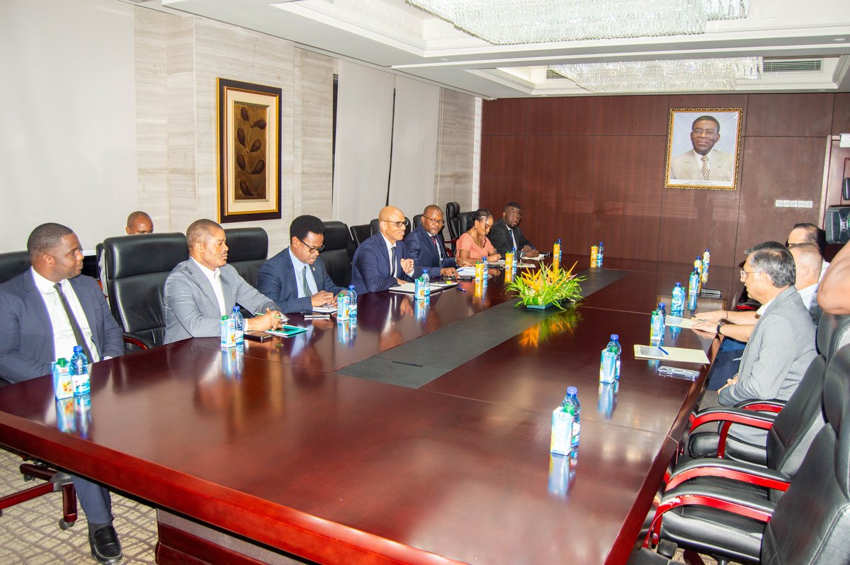 🔔 3ª Reunión de la Directiva de #Hacienda con las empresas de Guinea Ecuatorial: el Ministro Iván Bacale Ebe Molina ha instado ayer a las firmas con deudas tributarias a presentar propuestas de pago para regularizar su situación. Las empresas se comprometieron a cumplir.