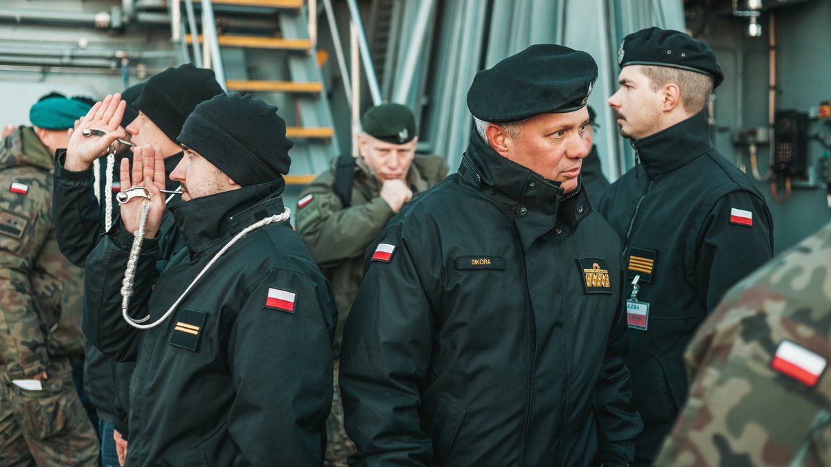 MarWojRP's tweet photo. Dowódca Generalny RSZ u marynarzy z 13 Dywizjonu Trałowców⚓️🇵🇱
Generał broni Marek Sokołowski przebywał z wizytą w Garnizonie Gdynia, gdzie między innymi odwiedził #13dTR #8FOW i wyszedł na morze na najmłodszym okręcie #MWRP - niszczycielu min #ORPMewa.
📷Ariel/13dTR https://t.co/JRm3da23xB