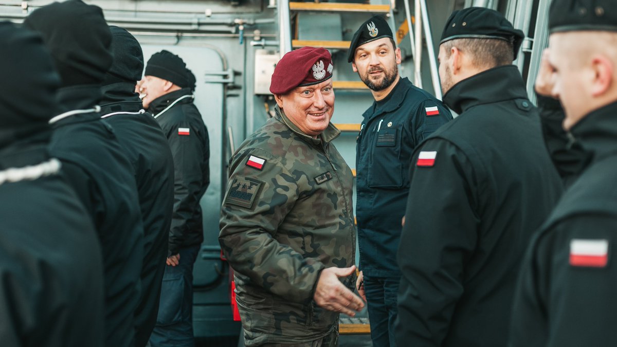 MarWojRP's tweet photo. Dowódca Generalny RSZ u marynarzy z 13 Dywizjonu Trałowców⚓️🇵🇱
Generał broni Marek Sokołowski przebywał z wizytą w Garnizonie Gdynia, gdzie między innymi odwiedził #13dTR #8FOW i wyszedł na morze na najmłodszym okręcie #MWRP - niszczycielu min #ORPMewa.
📷Ariel/13dTR https://t.co/JRm3da23xB