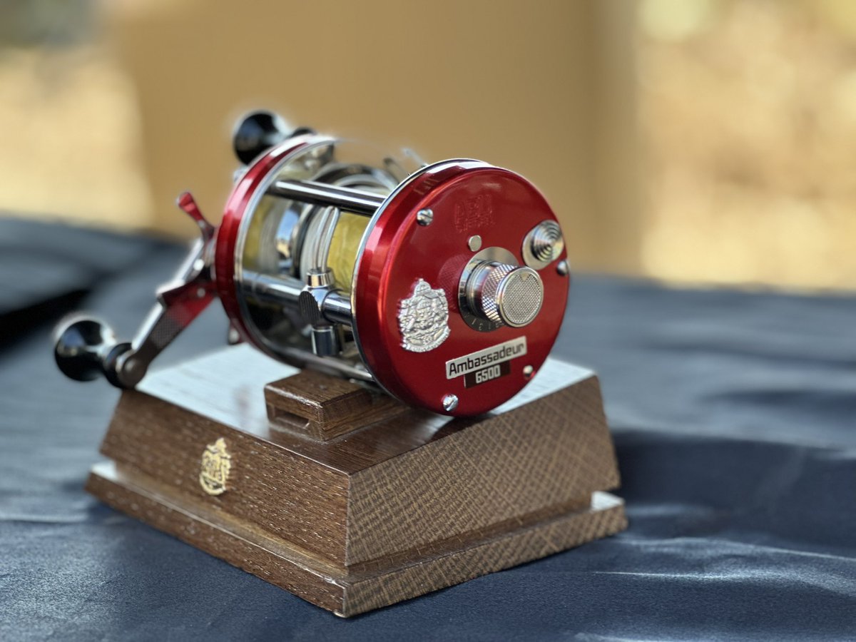 purefishing_jp's tweet photo. 先日のスネークヘッドフェスティバルで、コッソリ展示したAmbassdeur6000REDのファクトリーチューンモデル（プロトモデル)。目ざとく気がついた方は期待感マックスでした。
#スネークヘッドフェスティバル
#ambassdeur
#ファクトリーチューン
#プロトサンプル
#参考出品
#茶銀 https://t.co/6qzaEdU1AR