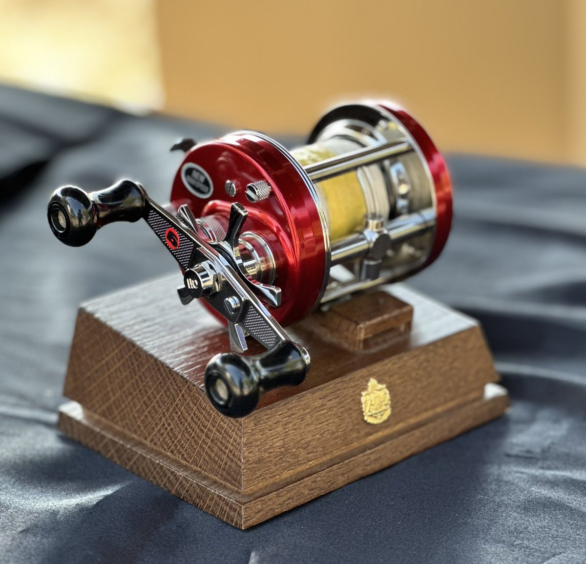 purefishing_jp's tweet photo. 先日のスネークヘッドフェスティバルで、コッソリ展示したAmbassdeur6000REDのファクトリーチューンモデル（プロトモデル)。目ざとく気がついた方は期待感マックスでした。
#スネークヘッドフェスティバル
#ambassdeur
#ファクトリーチューン
#プロトサンプル
#参考出品
#茶銀 https://t.co/6qzaEdU1AR
