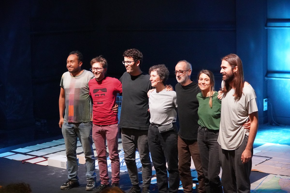 CHJucar's tweet photo. 🌊'Turia el loco' se desbordó ayer en la Sala Off con una obra crítica y poética que invitó a reflexionar sobre el pasado, presente y futuro del río.

🎭Esta tarde, a las 20.00 horas, nuevo y último pase. 

🎟️¡Invitaciones agotadas!

#90AñosDeHistoria https://t.co/Elz86JIT6o