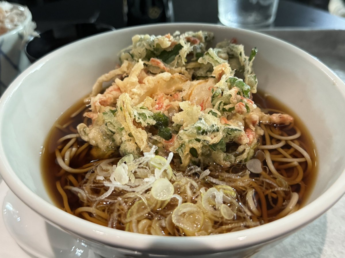 motohashitak's tweet photo. 表参道で明日までの限定田そばへ。いろいろあったけど、小海老かき揚げに鰹節ごはん。変わらずうまいね。前よりダシ強めな気がしたけど、ブランク補正かしら。早く店舗で食べてみたいね #tachiguisoba #tachisoba #東京ソバット団 #路麺 #大衆そば #そば #立ち食いそば #田そば https://t.co/J3gNyBsWk0