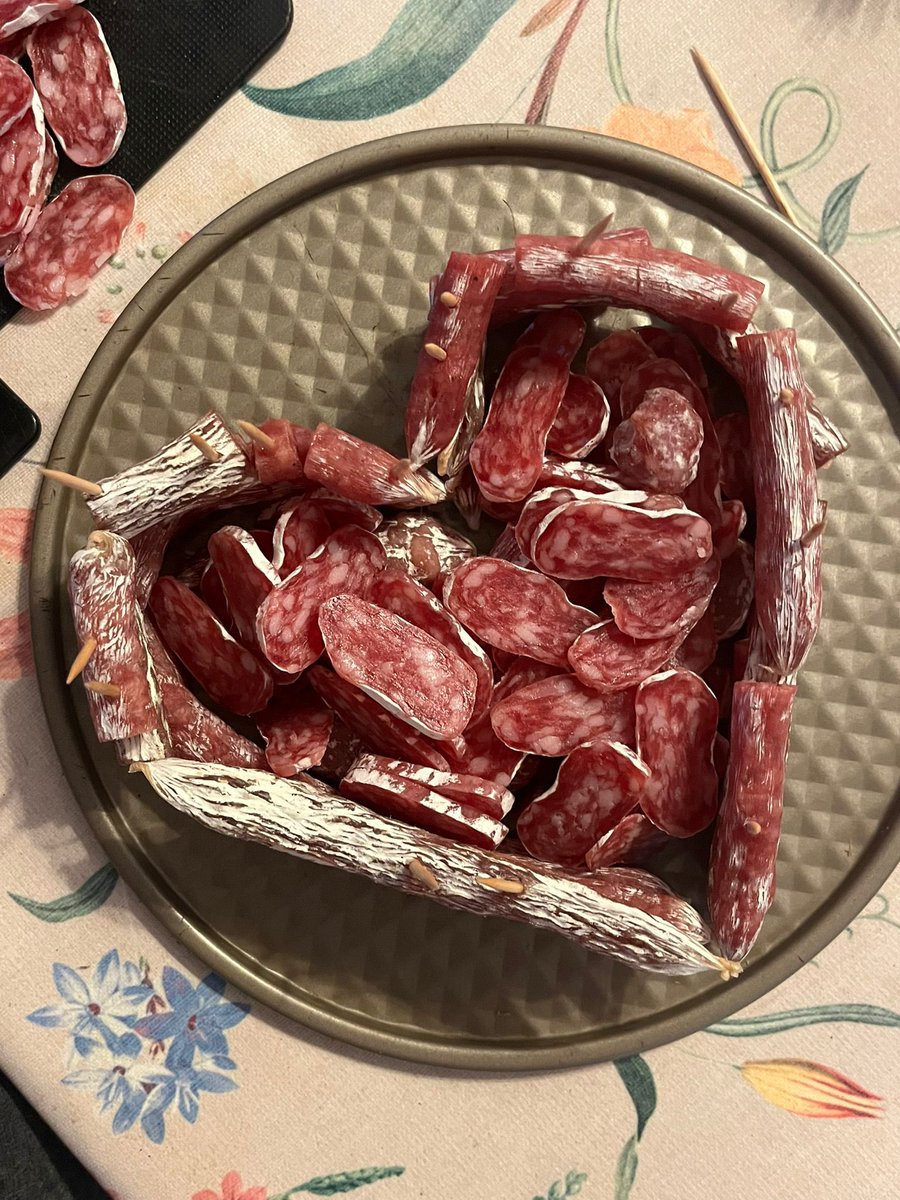 carlitaflorit's tweet photo. Yo he tenido mi momento “medias de abejita” gracias a los mejores amigos que me han tocado. La mejor tarta del muuuuuundo y el mejor detalle que me han hecho. Toda mi suerte son ellos y no puedo pedir más 🩷 https://t.co/AimyH4oN9I