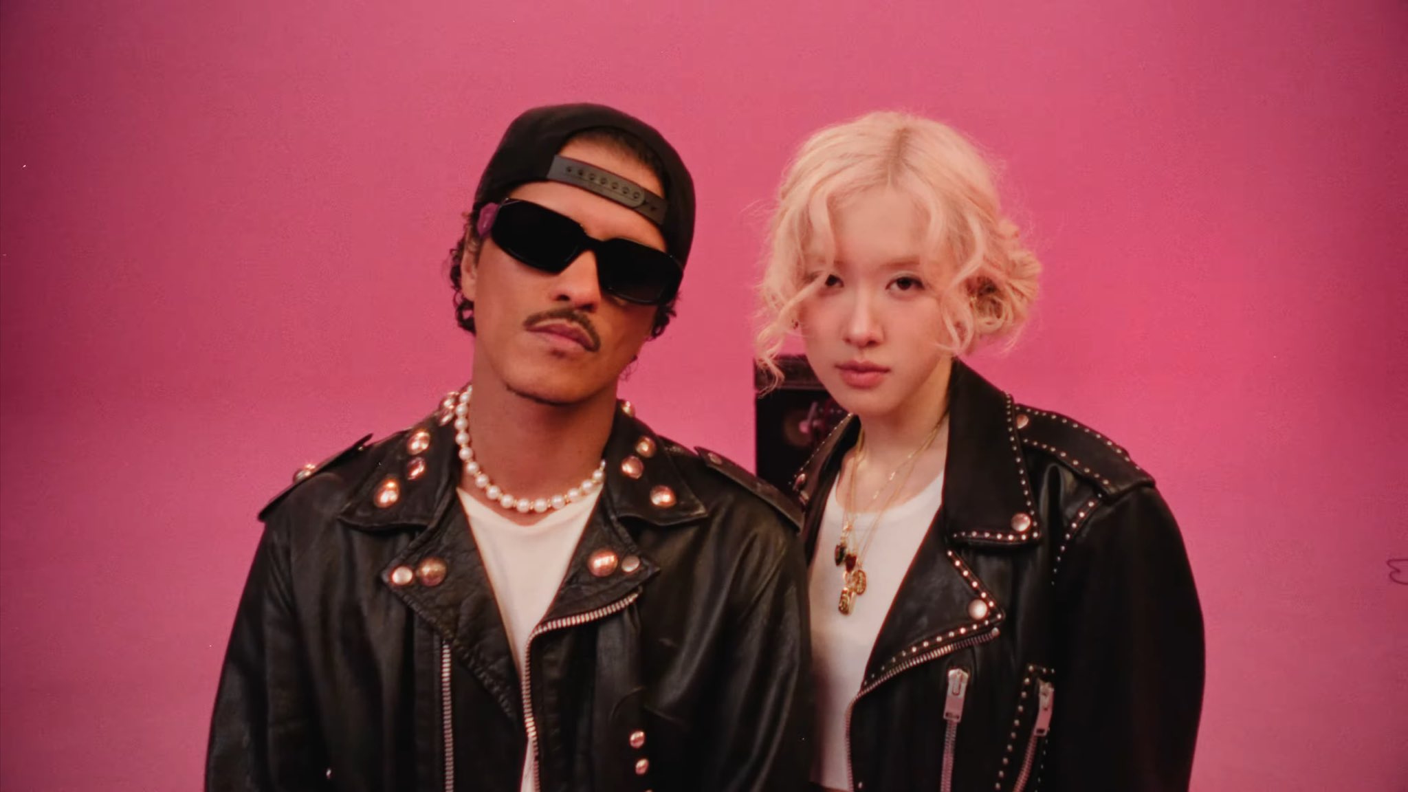 【新品未開封】ROSÉ & Bruno Mars APT. ROSÉ & Bruno Mars - APT. (Official Music Video) - YouTube