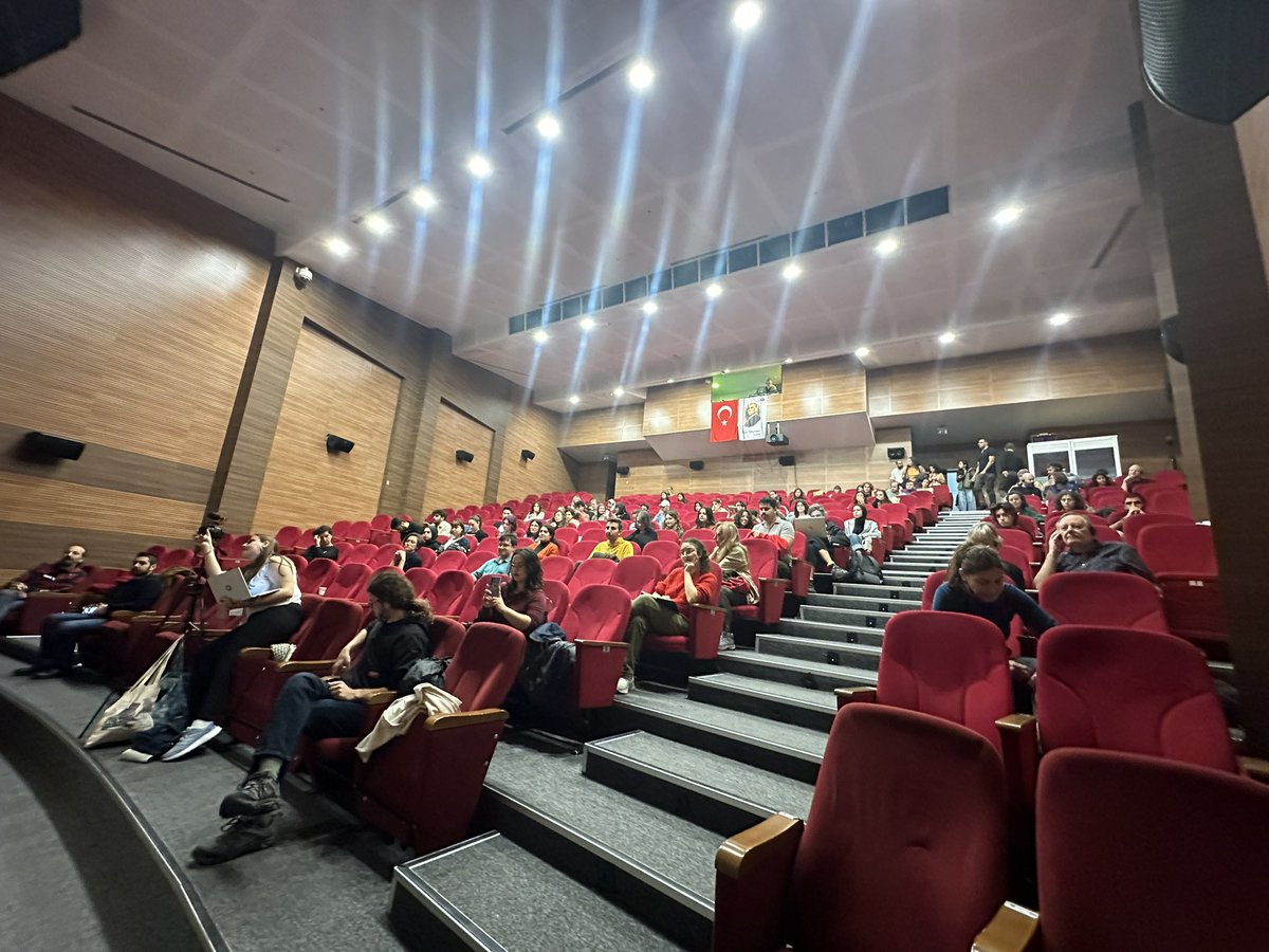 “Mücadeleyi Hatırlamak, Yeniden İnşayı Düşlemek” temalı VIII. Eleştirel Psikoloji Sempozyumu, Düzenleme Kurulu'ndan Kübra Aygün'ün açılış konuşmasıyla başladı. 

Konuşmada Murat Yurtgül, Ayşenur Ezgi Eygi, Mahmut Şefik Nil anıldı.