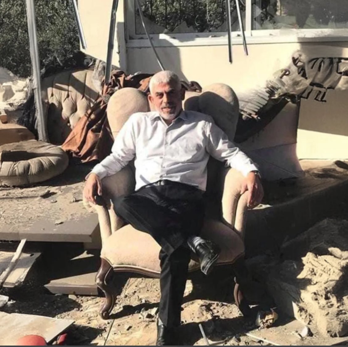 ademozkose's tweet photo. Dini ve vatanı için önce 22 yıl hapis yatan, 7 ekim günü İsrail"e en ağır darbeyi vurup son nefesine kadar savaşan Yahya Sinvar'dan geriye etkileyici bir hikaye kaldı. Nesillerden nesillere aktarılacak bu hikaye onu unutulmaz bir kahramana dönüştürecektir. https://t.co/emRonLgeHD